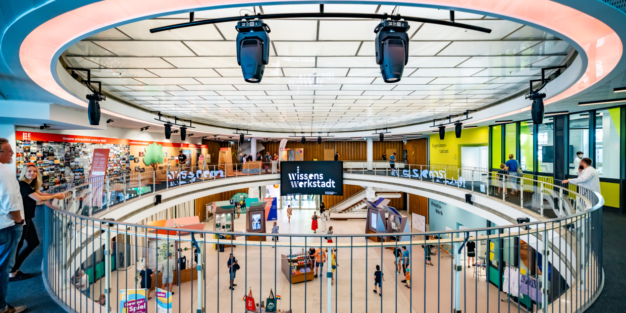 Wissenswerkstadt Blick vom ersten Stock hinunter ins Oval der Wissenswerkstadt.