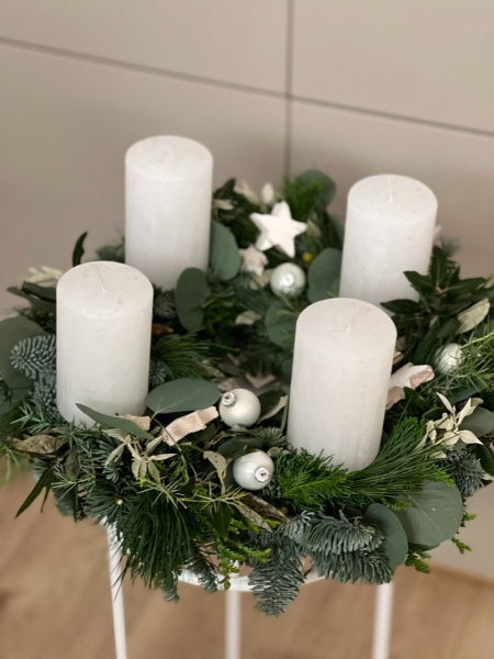 Sonntags in der Bibliothek: Workshop "Adventskranz zum Selberbinden und Gestalten"