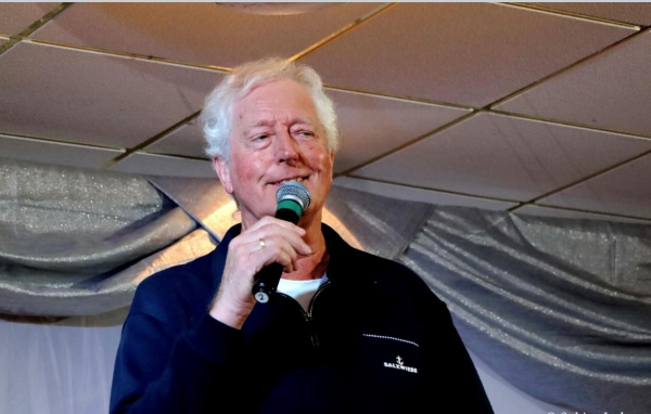 ein Mann (Georg) singt mit Mikrofon