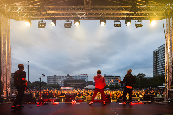 Blick von der Bühne auf dem Kesselbrink, im Vordergrund Musiker von hinten