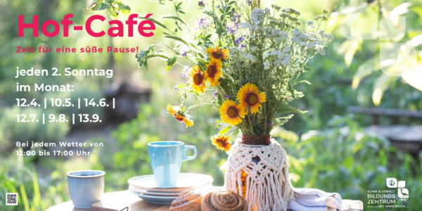 Vase mit Blumenstrauß und Kaffeegedeck