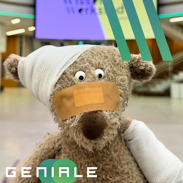 Ein Teddy mit Verband am Ohr, einem Pflaster auf der Nase und einem Verband am Arm.