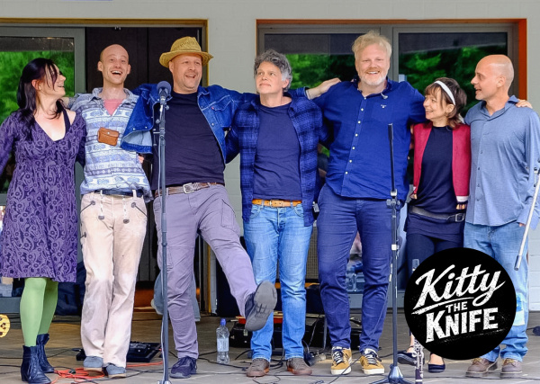 7-köpfige Band, bunt gekleidet und bester Laune