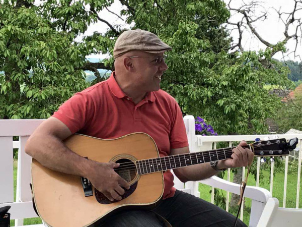 Mann mit Gitarre