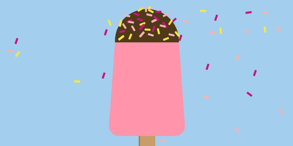Eis am Stiel mit Schokoladenstückchen auf hellblauem Hintergrund.