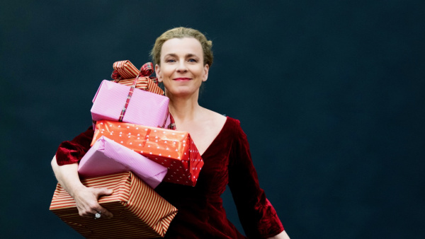 Frau mit bunten Weihnachtspaketen aufem Arm