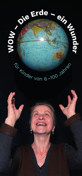 Eine Frau wirft einen Ball, der wie eine Weltkugel aussieht