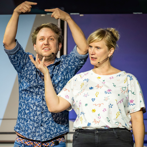 Zwei Personen die auf einer Bühne stehen.