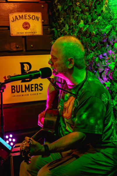 Samstag ist es wieder soweit! Chris Blevins ist zu Gast im Leprechaun Irish Pub Bielefeld. 🎶 Kommt 