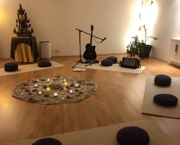 Blick in den Raum, hergerichtet fürs Mantra singen mit Matten und Yogakisseen 