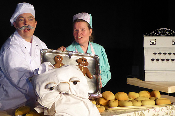 Bäcker Bängel und seine Frau zeigen ihre Backwaren