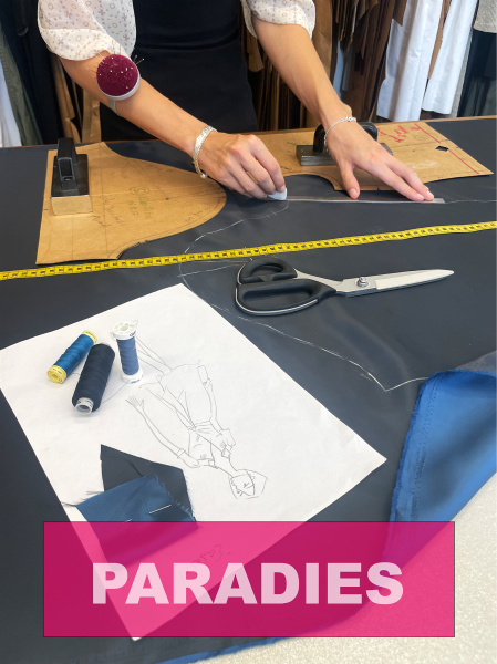 Einblick in die Puddingtown Schneiderwerkstatt mit Skizze und Zuschnitt eines Stoffes