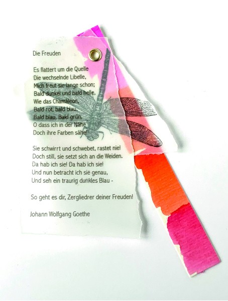 zu sehen ist ein Anhänger aus Pergamentpapier künstlerisch gestaltet mit Farbe und Text