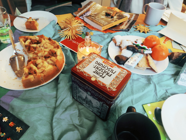 auf dem Bild sind Kuchen, Keske, Madarinen, ein gedeckter Tisch zu sehen