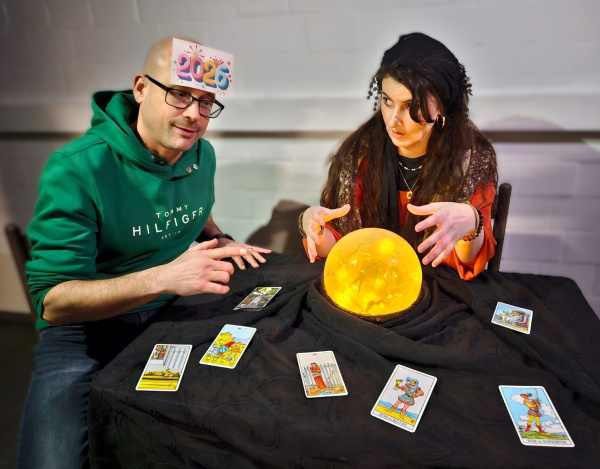 Das Jahr 2026 sitzt bei einer Wahrsagerin.