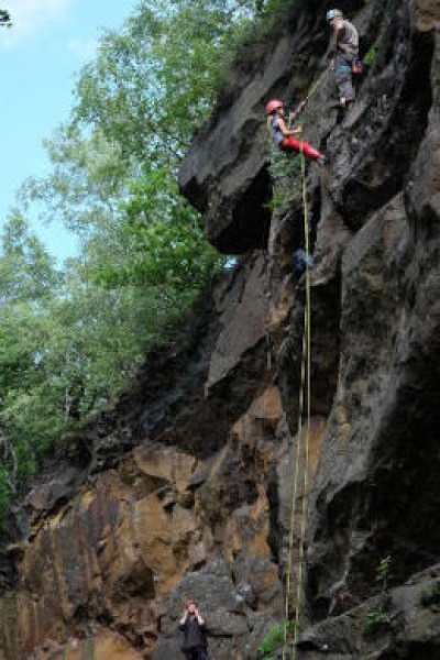 kletternde Kinder beim Kletterkurs