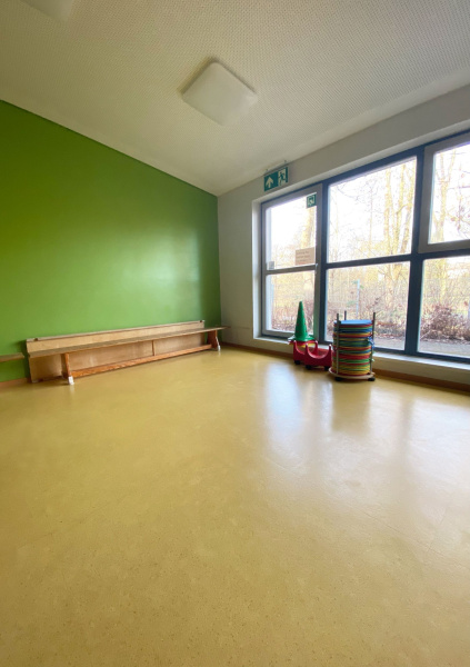 Turnhalle, die für den Treff nutzbar ist, mit Spielsachen.