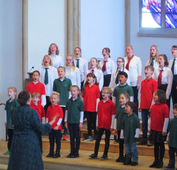 Chorschule beim Singen in der Bartholomäuskirche Brackwede / (c) privat