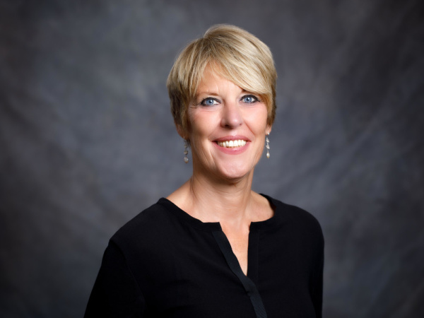 Krimiautorin Frauke Buchholz präsentiert ›Endzeit‹