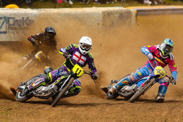 Spektakuläre Drifts und spannende Überholmanöver auf dem Leineweberring