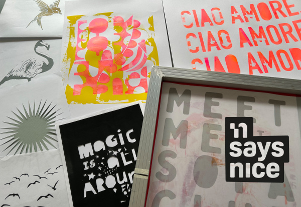 Siebdruckergebnisse, geschnittene Druckschablonen und ein Drucksieb