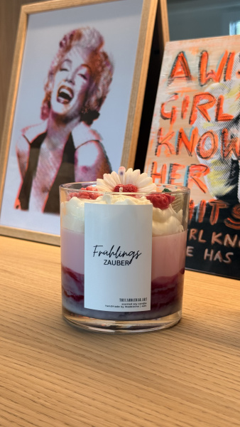 Handgemachte Duftkerze im Glas bei einem kreativen Candlebar-Workshop
