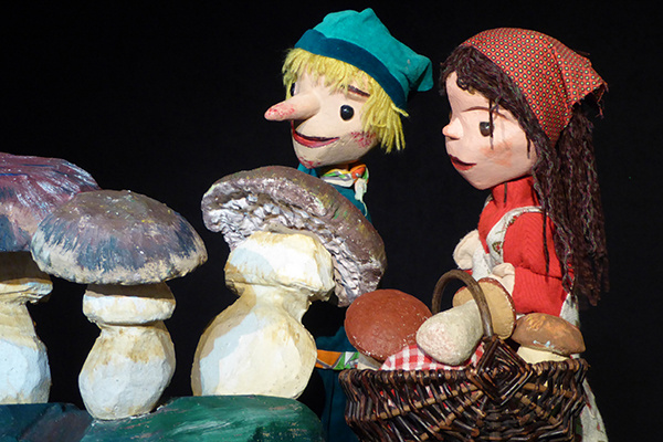 Kasper und Gretel vor Pilzen
