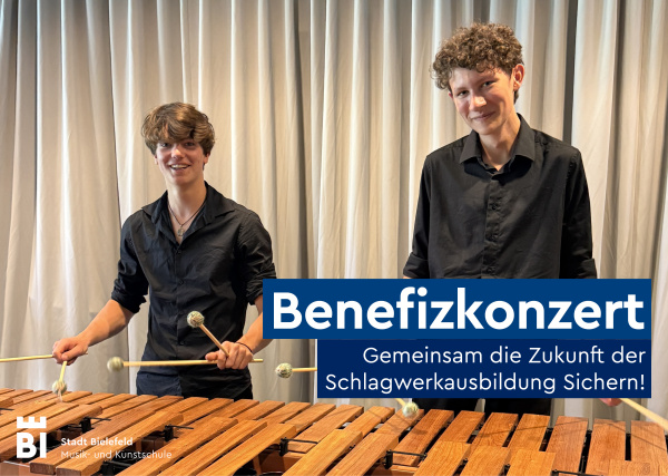 Zwei Schlagwerker, welche auf einer Marimba spielen.