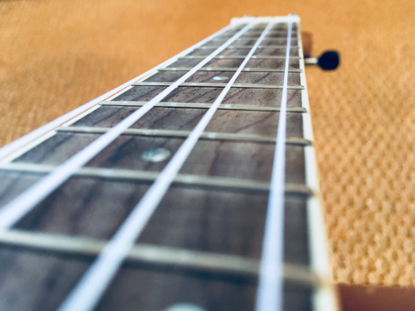 Astrid Hauke und eine Ukulele