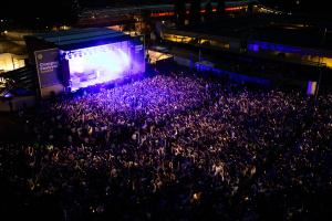 Ein Foto des Geländes beim Campus Festival Bielefeld aus dem Jahr 2025 zeigt eine große Bühne mit Publikum davor.